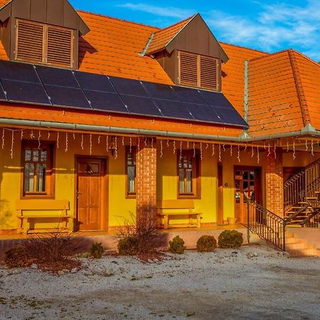 Nosztalgia Vendeghaz Hotel Zalaegerszeg Bagian luar foto