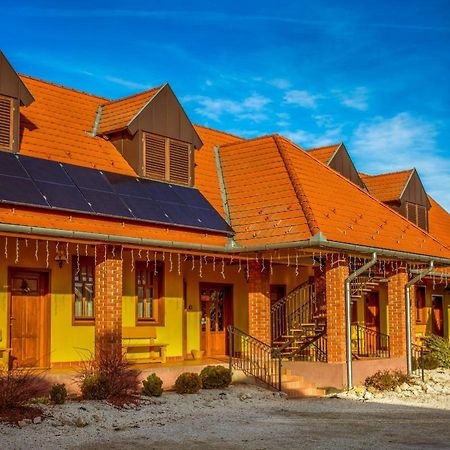 Nosztalgia Vendeghaz Hotel Zalaegerszeg Bagian luar foto