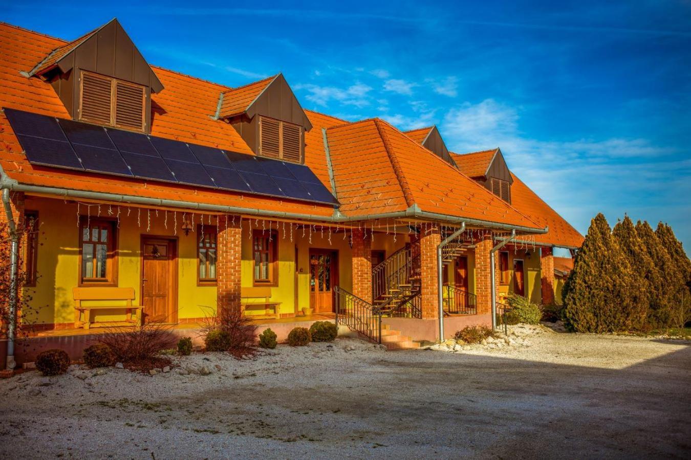 Nosztalgia Vendeghaz Hotel Zalaegerszeg Bagian luar foto
