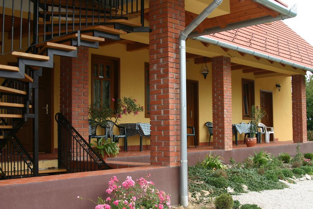Nosztalgia Vendeghaz Hotel Zalaegerszeg Bagian luar foto